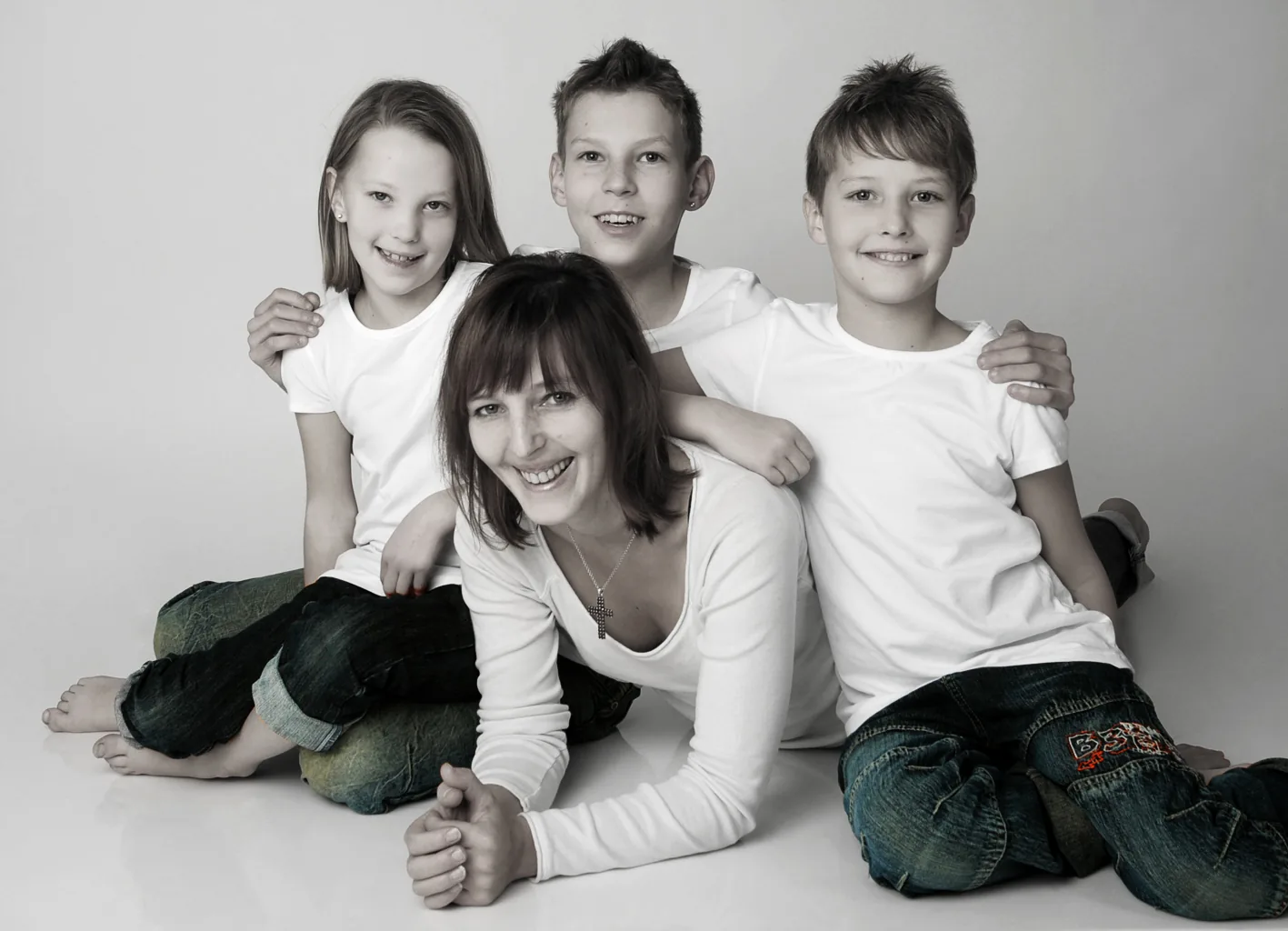 Mutter mit drei Kindern in weißen T-Shirts, Schwarzweiß