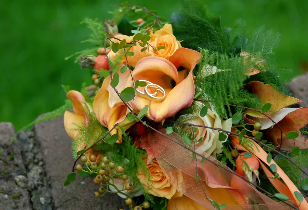Brautstrauß mit Calla und zwei Eheringen