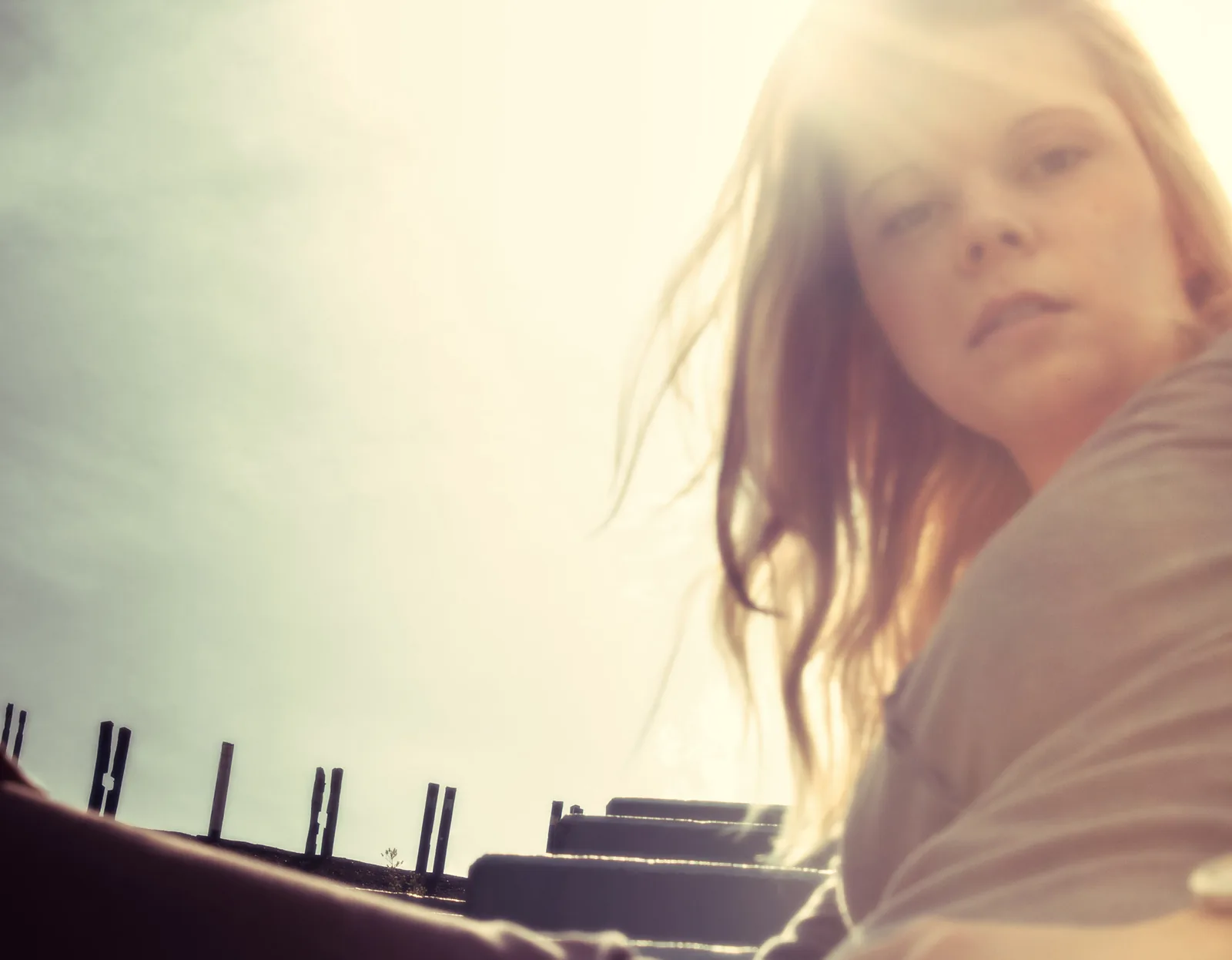 Outdoor-Portrait einer jungen Frau im Gegenlicht