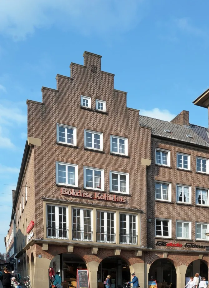 Giebelhaus am Bocholter Rathausplatz, unter den Arkaden der Schriftzug foto studio feldmann